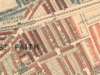 Fig. 22: Booth’s Poverty Maps 1886-1903. The denser red marks to the left indicate the lower status streets. Source: LSE
