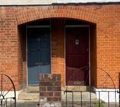 Fig. 79 (a): These images show the brick arch porch. On the right is an example of how when one house is rendered, the architectural detail is partially obscured, and the original visual effect is ruined.